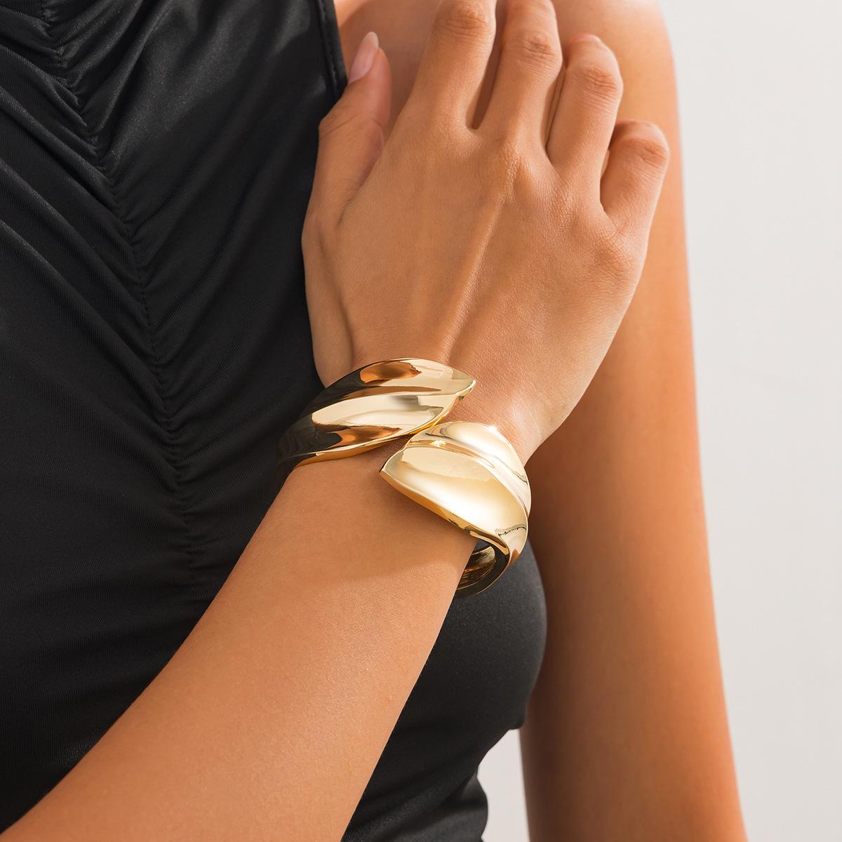 

Модный браслет с преувеличенными листьями и блестками, индивидуальный открытый браслет с нерегулярными полосками, превосходное чувство света, роскошные женские украшения для поездок на работу