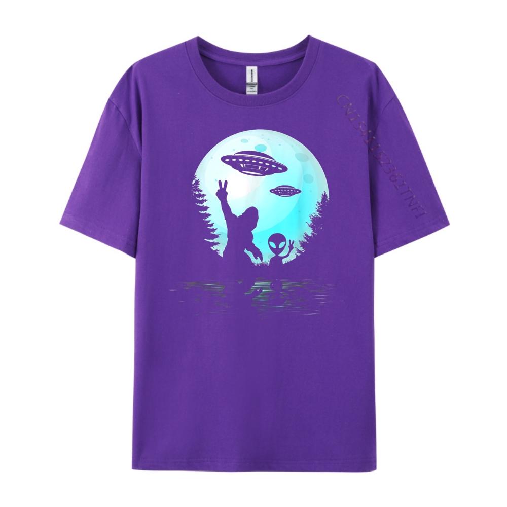 Alien And Bigfoot Full Moon Sasquatch UFO Vintage T Shirt Men Printed TShirt High Quality Graphic Clothes