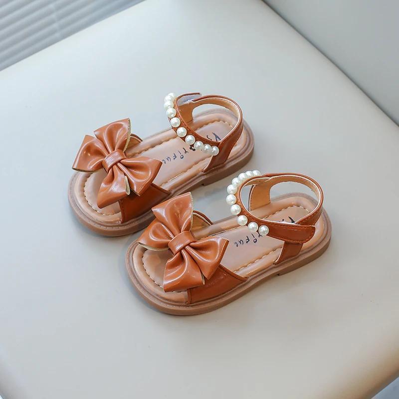 

Летние сандалии из кожи для девочек, мягкие с жемчугом, милые детские праздничные сандалии, шикарные открытые носки, детские туфли с бантиками 22 коричневый