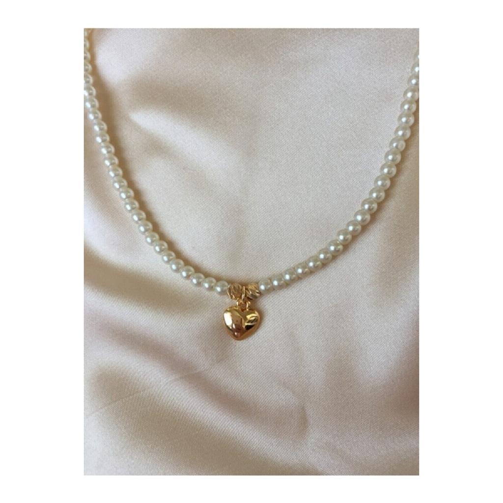Goldene Halskette mit Herzanhänger und Perlen