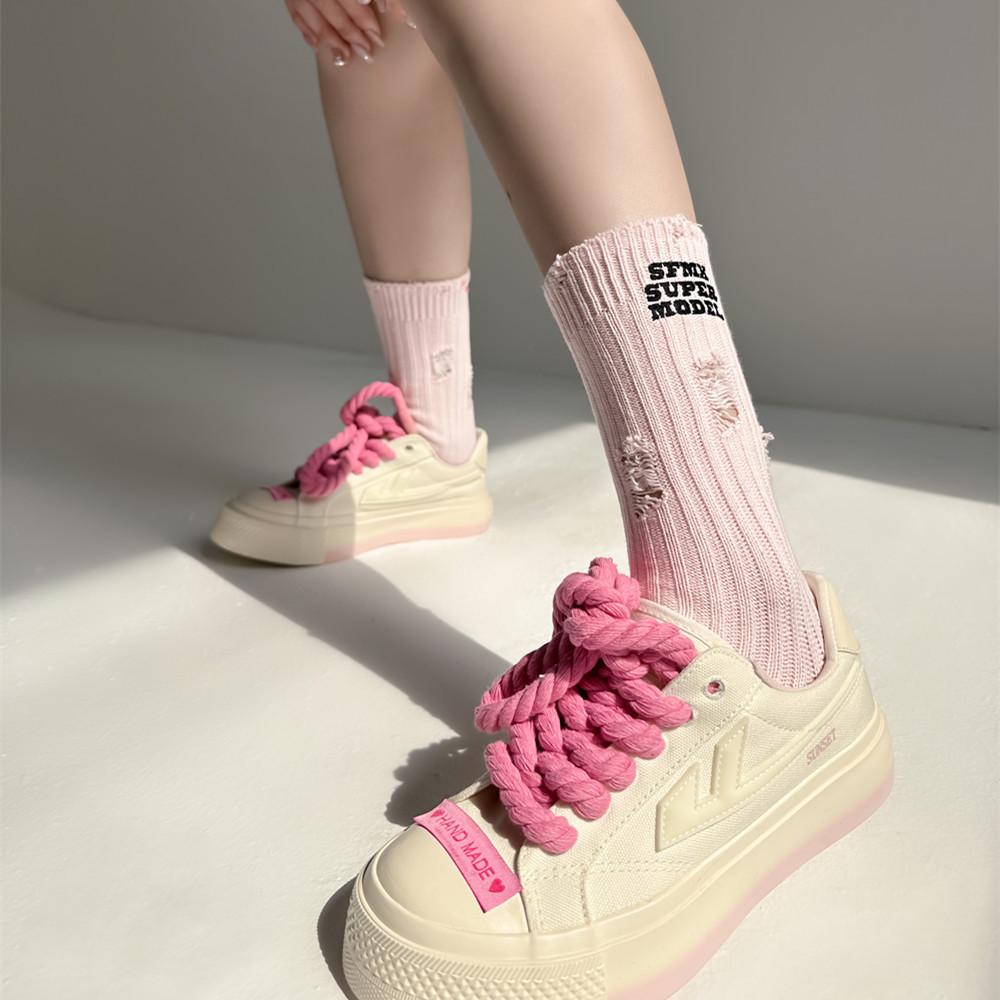 Lochsocken Englische Buchstabenstickerei Bettlersocken Streetstyle Kreativ Einfarbig Internet-Berühmtheit Mittellange Stapelsocken