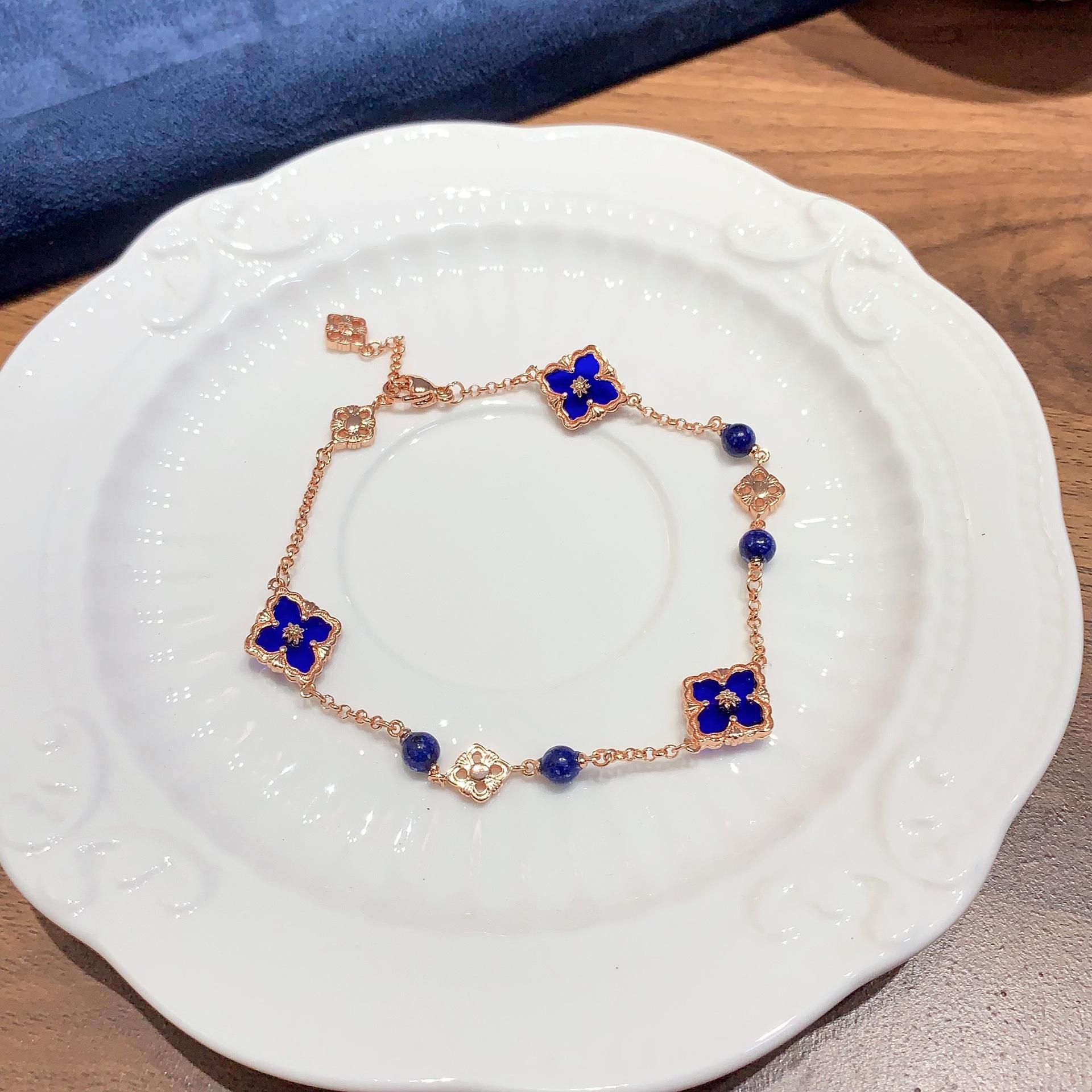 

Italian Brushed Small Mini Retro Buchi Clover Chalcedony Bead Bracelet Temperament Premium Jewelry