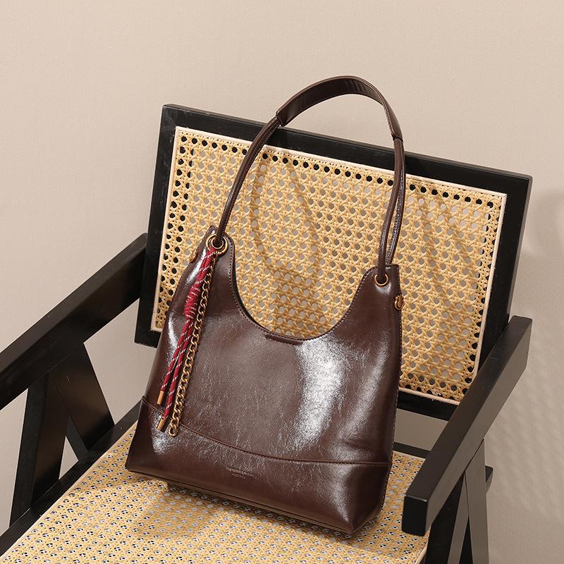 Large capacity Tote Bag Oil wax leather retro commuter commuter bag