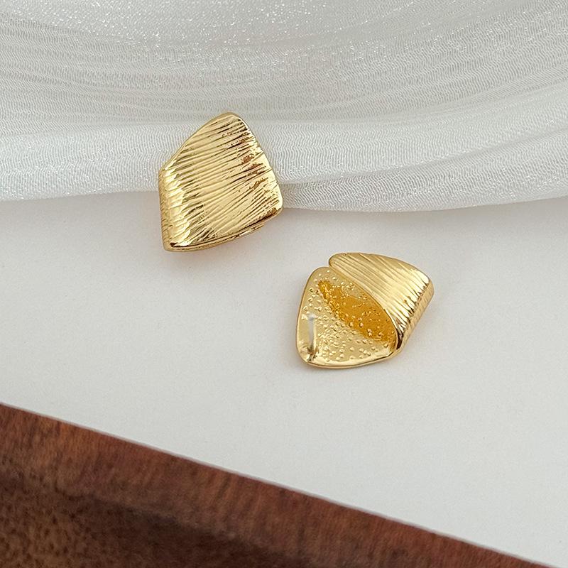 Kupferbeschichtete 18 Karat Gold Geometrische Drahtgezogene Steckerohrringe für Damen