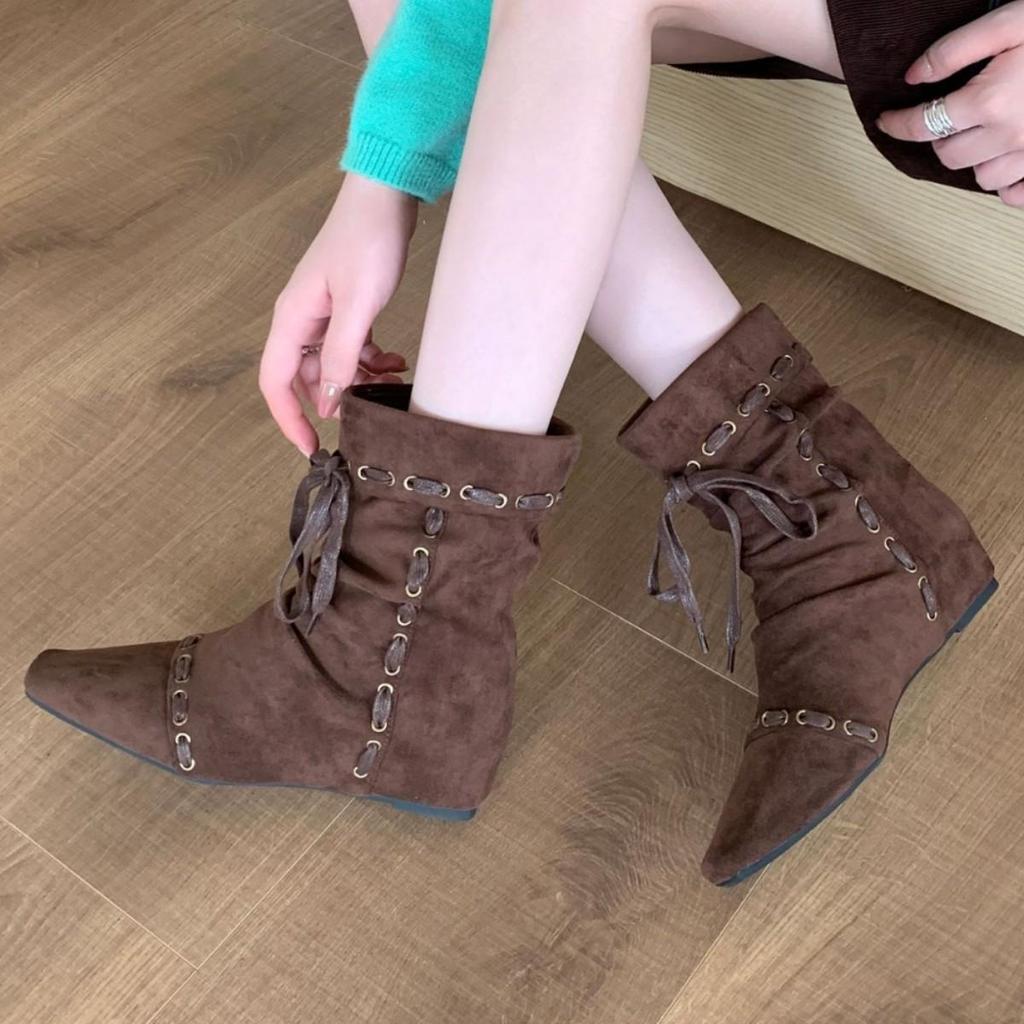 Damen Retro Western Plissee Stiefeletten mit eckiger Spitze und Innensohle, dünnes Riemendesign für Herbst und Winter.