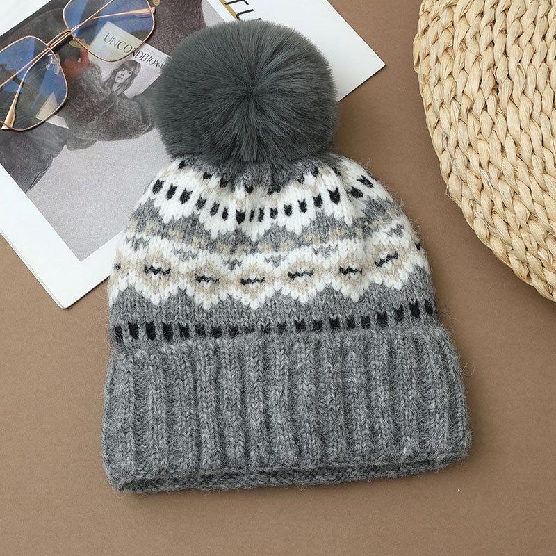 Fashion Maple Leaf Jacquard Warm Cap Women's Winter Plush Thick Cycling Sleeve Ear Protector Knitted Wool Cap