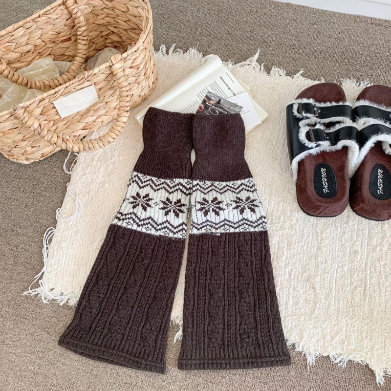 Fell Island Retro Knitted Layered Stockings for Women - Autumn/Winter Thick and Warm Grey Mid-Calf Leg Socks - Reindeer Snowflake Leg Covers