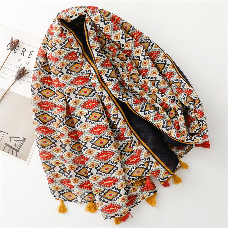 Neue exotische ethnische Schals für Reisen und florale geometrische Sonnenschutzschals sind für alle Jahreszeiten 2024 für Frauen erhältlich.