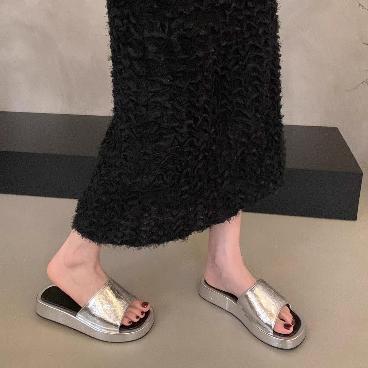 

Super soft black thick-bottomed cool slippers for women s summer wear 2025 new models with skirts, versatile and not tired of feet 40