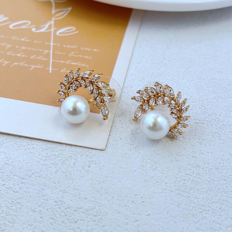 

Стильные роскошные серьги-пусеты в виде пшеничного колоса с цирконами и жемчугом золотой