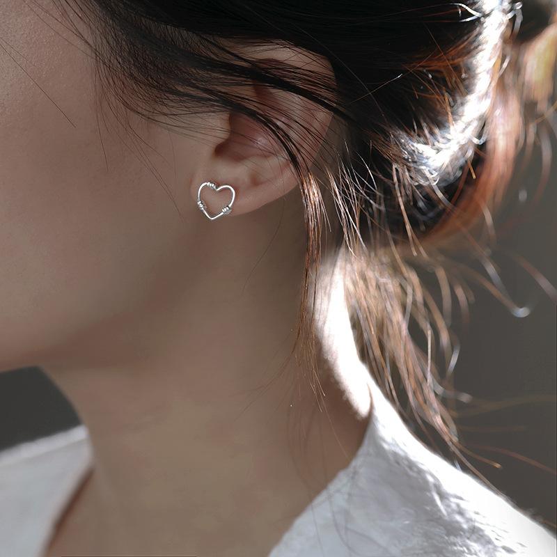 Cercei Love Stud, Sensul de design de nișă pentru femei, Cercei cu inimă fără nevoie, Cercei pentru navetă pentru studenți de vară