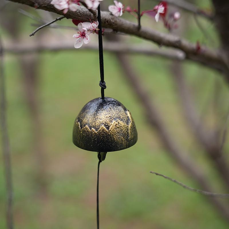 Asian Style Cast Iron Wind Chime: Retro Outdoor Balcony or Camping Ornament Bell