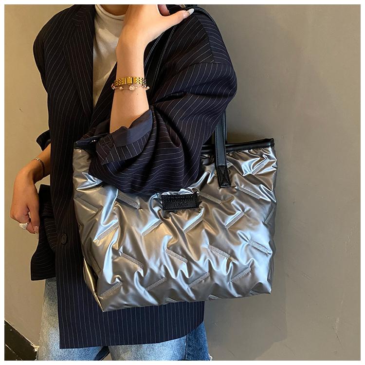 Simple and casual women's fall and winter new style bag. Simple crossbody bag. Fashiable and trendy handbag. Large capacity to