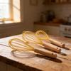 Moderner Silikon-Schneebesen mit Holzgriff zum Kochen und Backen