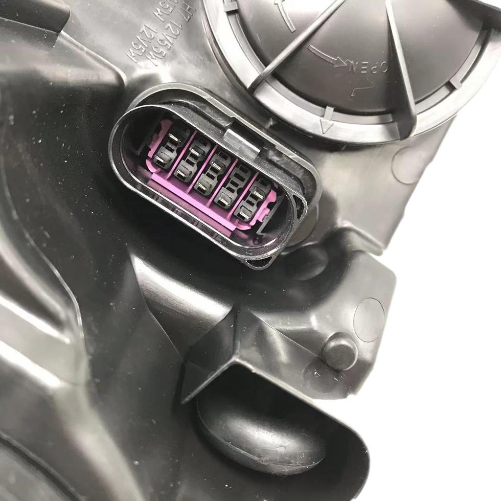 Compatible Volkswagen Skoda Octavia Headlight Assembly for 2015-2017 Models with Turn Signal Function