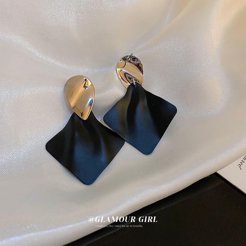 Trendige schwarze Retro-Colorblock-Hängeohrringe mit Silberstift - Hochwertiger, leichter Luxus, vielseitiger Ohrschmuck.