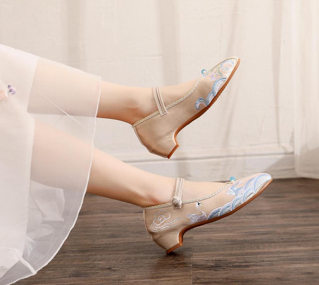 Yunxiao 2023 Spring Low Heel Pointed Toe Embroidered Cloth Shoes for Women