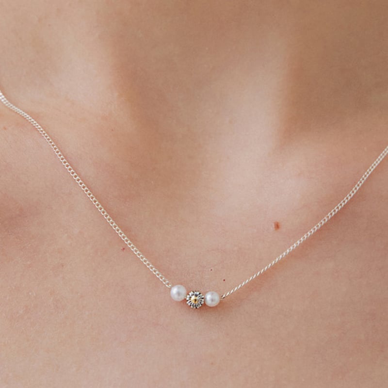 OR D`OR [925 silver] Two-tone daisy mini pearl necklace