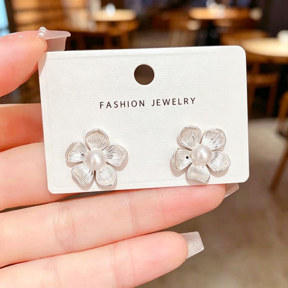 French Light Luxury Geometric Floral Shell Pearl Earrings for Women - Versatile, Everyday Design