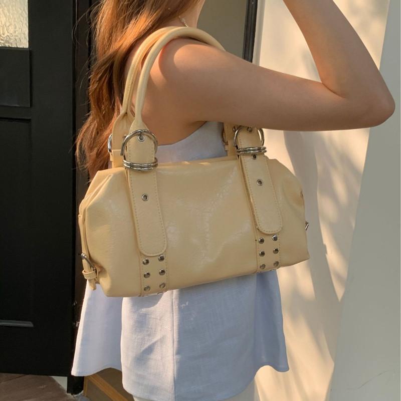 2025 Brand Design Vintage Rivet Larfe Capacity Leather Pillow Handbags Fashion Elegant Travel Armpit Bag Women Casual Tote Bag