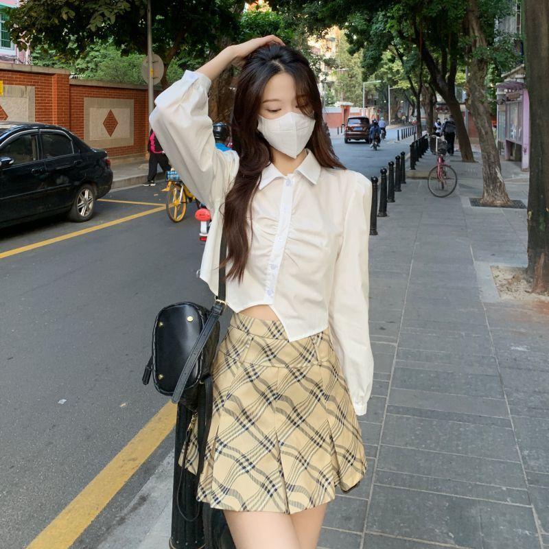 Short shirt women's white shirt women's spring and autumn new Korean version design pleated college style age-reducing pure desire top