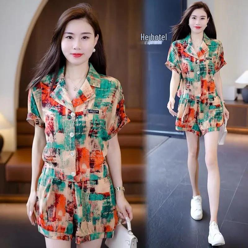 

Стильный женский летний костюм-двойка 2025 года: Топ с отложным воротником с принтом, короткими рукавами и облегающие шорты M