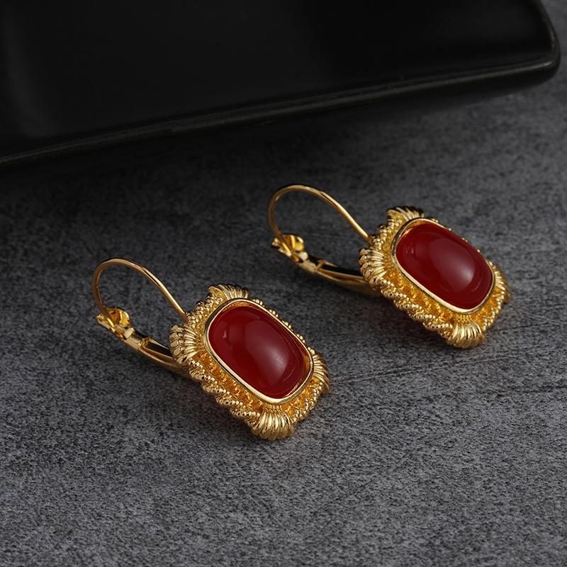 A Pair Of Vintage And Elegant Ruby Hanging Earrings, Able Jewelry For Women's Wedding Banquets