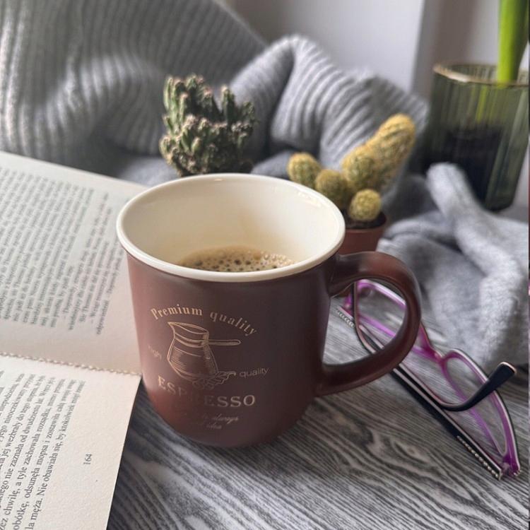 Kubek porcelanowy 380 ml brązowy ze złotymi napisami na ciepły napój 1 szt.