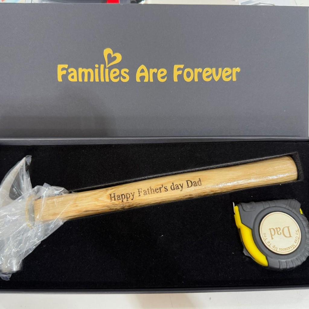 Gravírovaná sada svinovacího metru a kladiva - Jedinečný dárek ke Dni otců nebo pro přítele