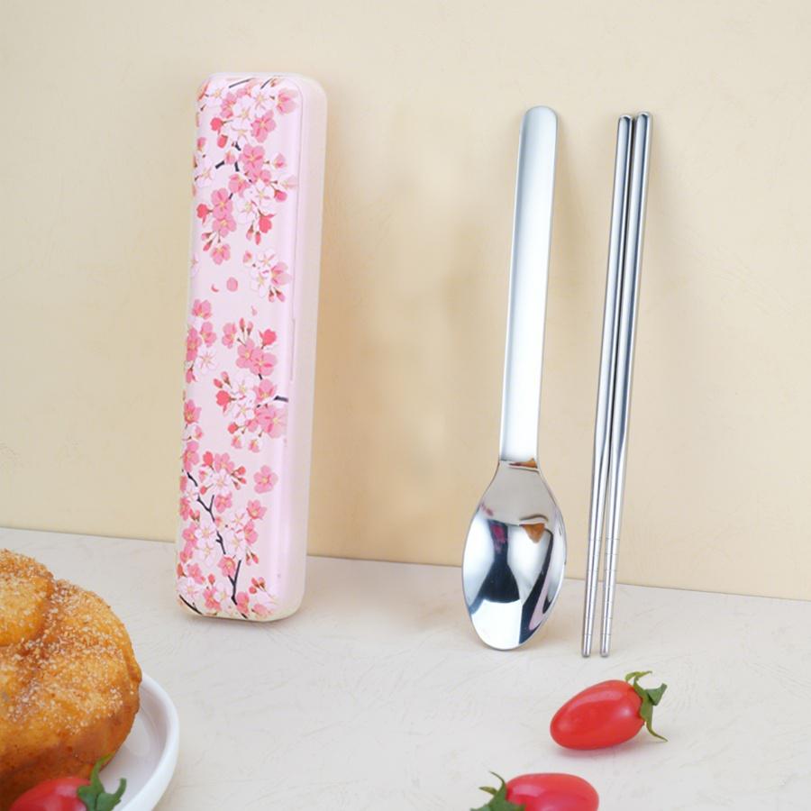 

Портативный набор столовых приборов из нержавеющей стали 304 в японском стиле, набор посуды: вилка, ложка, палочки для еды, магнитная коробка с рисунком вишни