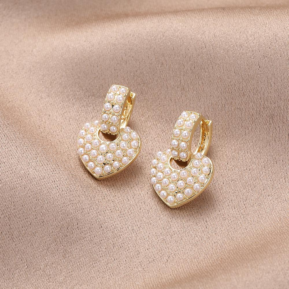 Brincos de pérola cheios de amor para mulheres, temperamento moderno e requintado, brincos de coração de alta qualidade