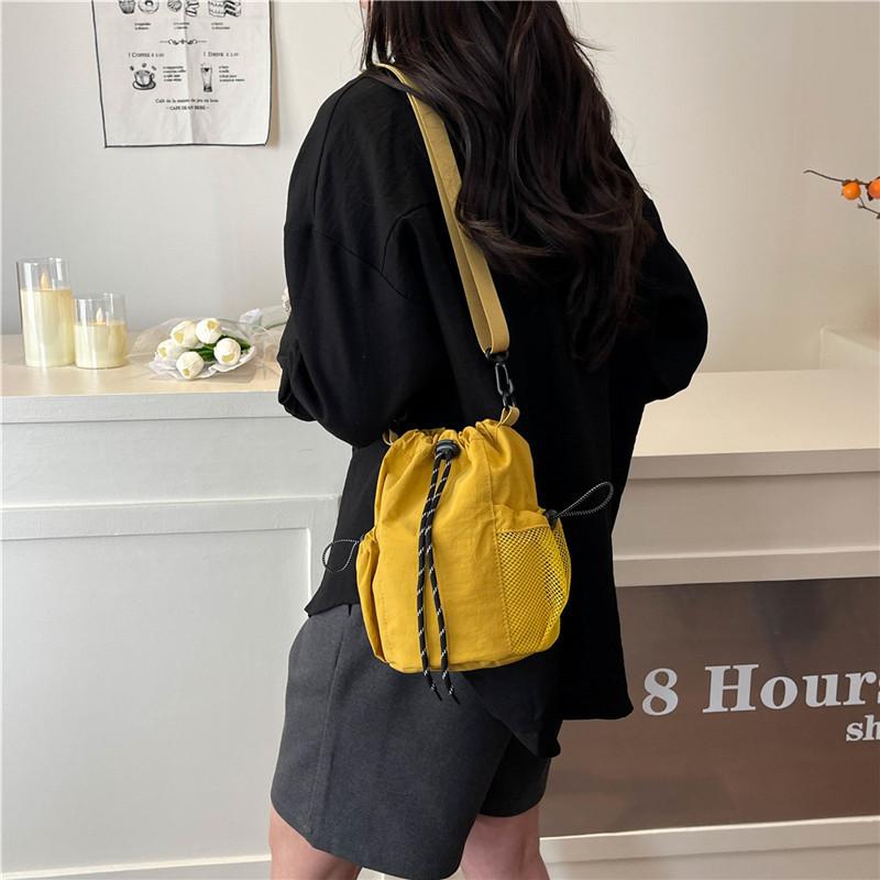 Wersja koreańska nowej torby ze sznurkiem damski trend mody na jedno ramię crossbody torba typu bucket na wyjścia casualowa przenośna torba na telefon