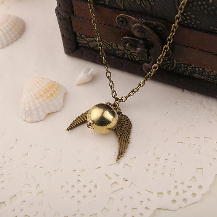 Colier pandantiv Harry Potter Bilă de Aur Colier cu pandantiv Aripă Tenebrele de Moarte Culoare Aurie Quidditch Colier Bilă de Aur pentru Fani Accesorii Cadouri gray