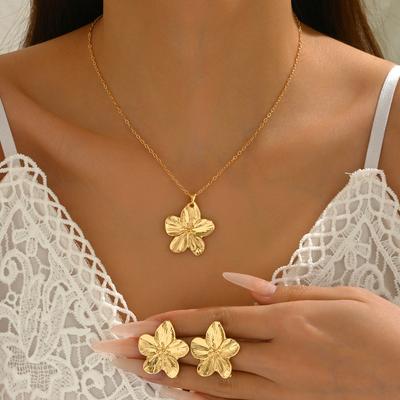 3-teiliges elegantes Tee-Blumen-Schmuckset für Damen - Passende Halskette, Ohrringe mit Goldton, -Plattierte Legierung, Perfekt für den täglichen Gebrauch und Partys