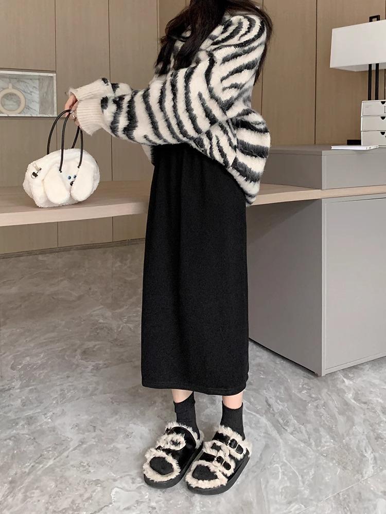 Women's High-Waisted Corduroy A-Line Skirt - Slim Fit, Stylish Korean Design for Autumn/Winter 2023