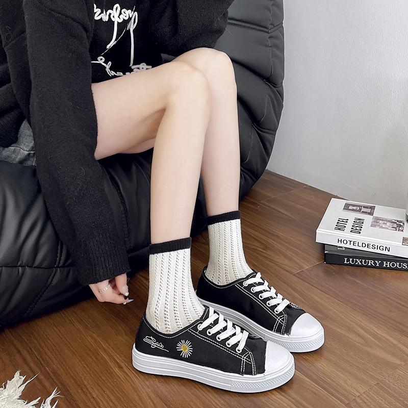 Fashion 2025Women's Casual Sports Shoes Autumn New Round Head Front Lacing Cloth Soft Sole Non-slip Low Top Single Shoes