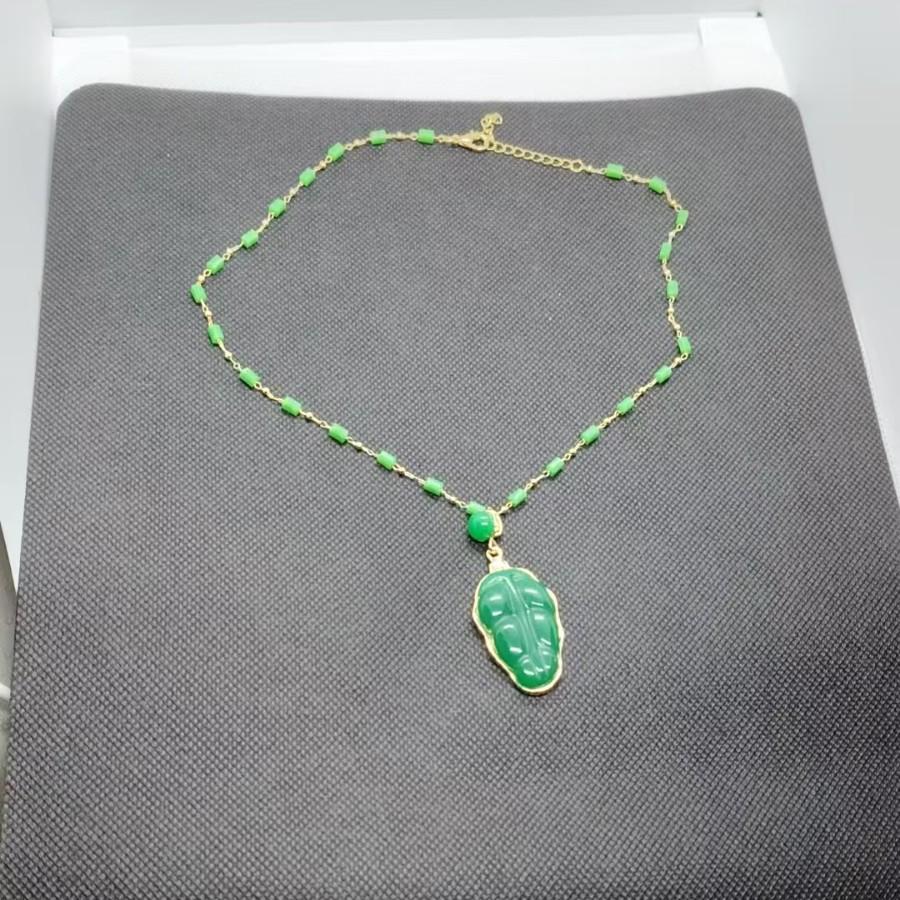 Elegant Green Leaf Pendant Necklace for Women - Simple, Fashionable, and Versatile