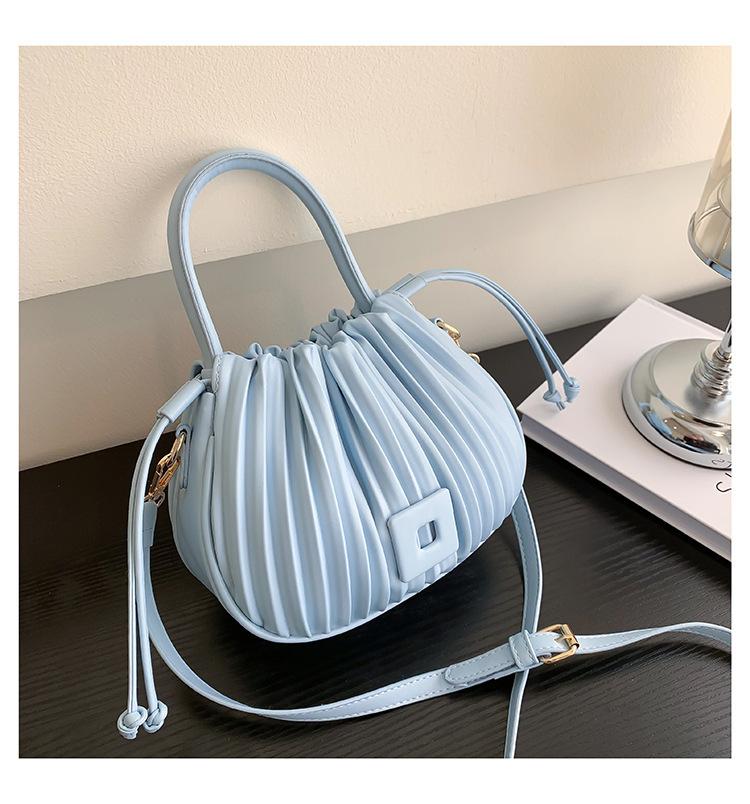 Fashion texture niche design shoulder messenger bag pleated portable small bag women's 2025 new drawstring bucket bag