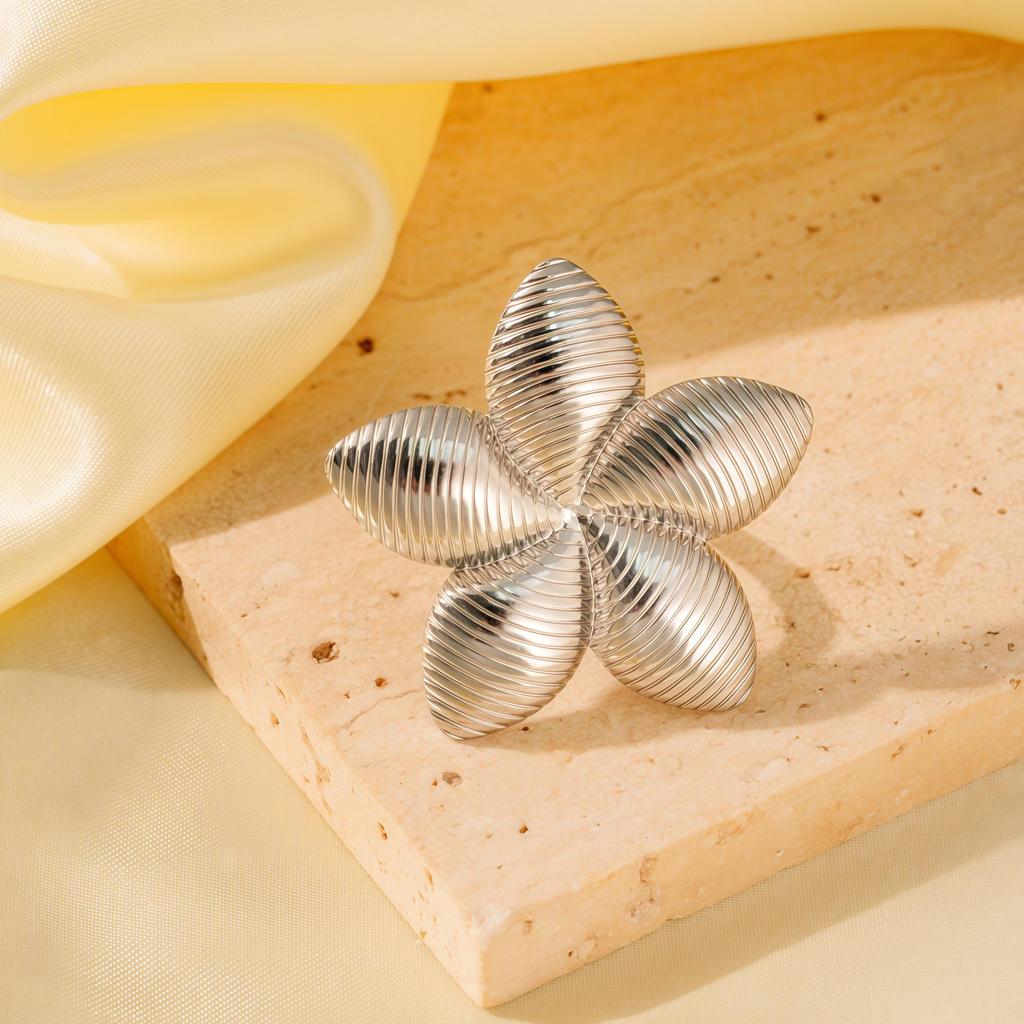 18K Gold Electroplated Stainless Steel Irregular Flower Ring - High-End, Bold Fashion Jewelry.