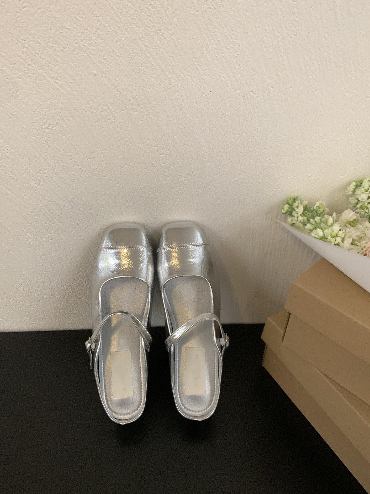 

Внутренние утолщенные полутапочки с серебристым верхом, женская уличная обувь 2025, лето, новый французский сказочный стиль, туфли Мэри Джейн 39