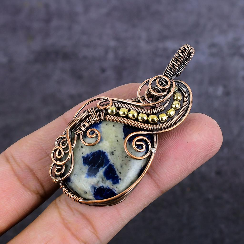 Pandantiv de bijuterii din sârmă de cupru lucrat manual, piatră prețioasă sodalit naturală 2,64" d0M26