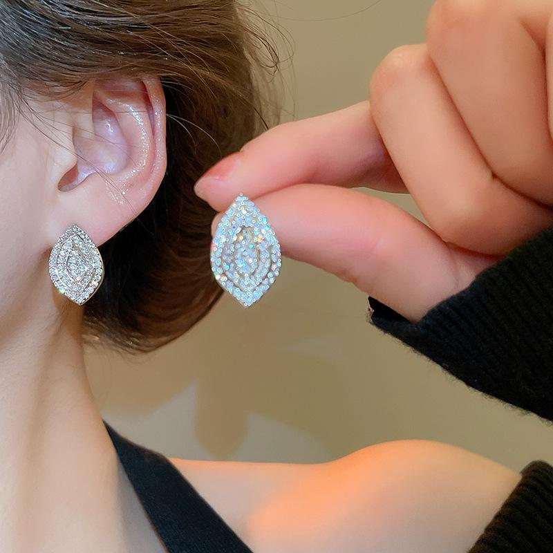 

Zircon Geometric Water Drop Earrings for Women 2025 New Design Stud Earring Light Luxury High-end Temperament Zircon