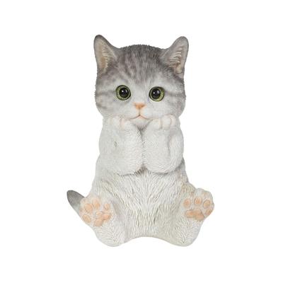 Woobia, eine Makrelen-Tabby-Katze mit Weiß, die ihr Kinn auf die Pfote legt, 12 x 11 x 17 cm. Puppe, Figur, Ornament, Tier, Gartendekoration, Katze.