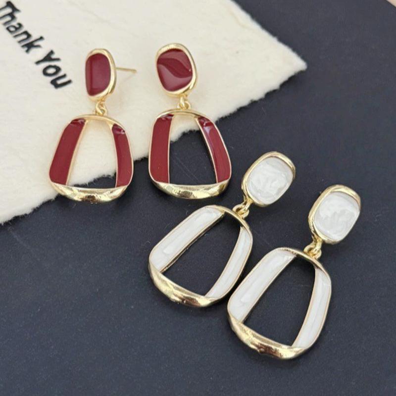 Vintage Twist Metal Hollow Square Dangle Earrings for Women White Red Enamel Oil Geometry Dangle Earrings Party Simple Jewelry
