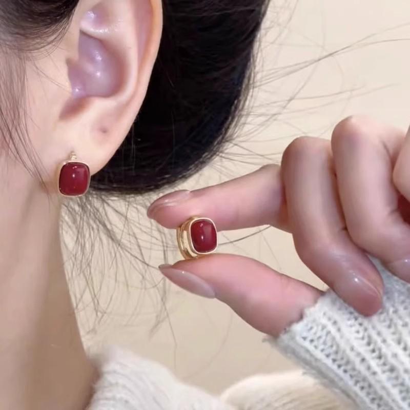 

2024 Элегантные белые жемчужные каффы: Высококлассная универсальная мода для женщин