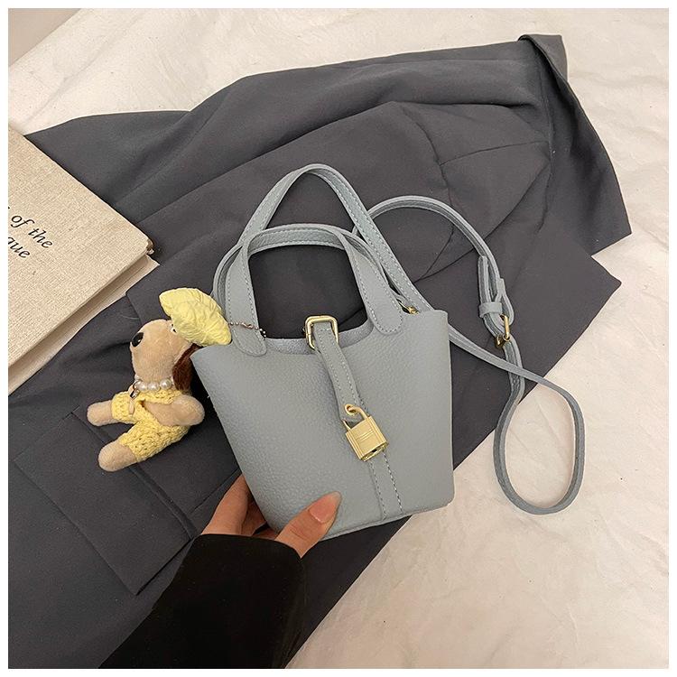 Today's Popular Bags Are Women's New Fashion and High-end Single Shoulder Messenger Bags, Portable Bucket Bags.