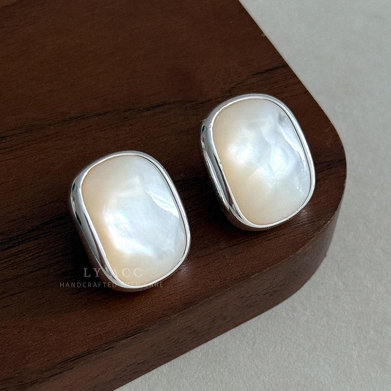 Fashion Natural Fritillary Rounded Square Stud Earrings Light Luxury Retro Exquisite Earrings High Sense Commuter Simple Earrings Women