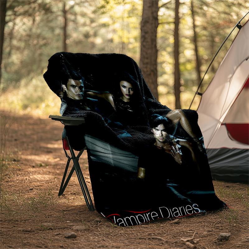1 Stück The Vampire Diaries 4 Thema Weiche Flanell-Kuscheldecke - Digitaldruck, Polyester, Gemütlich für alle Jahreszeiten, Perfekt für draußen und Reisen