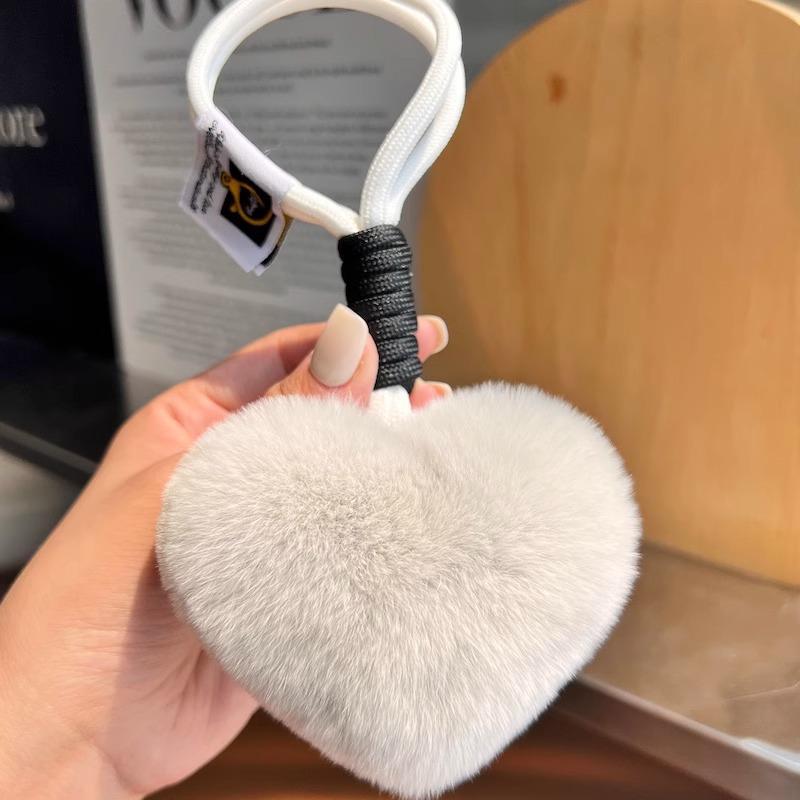 Uroczy brelok/zawieszka w kształcie serca z futra królika rasy rex - pluszowa zawieszka do torby w kształcie serca