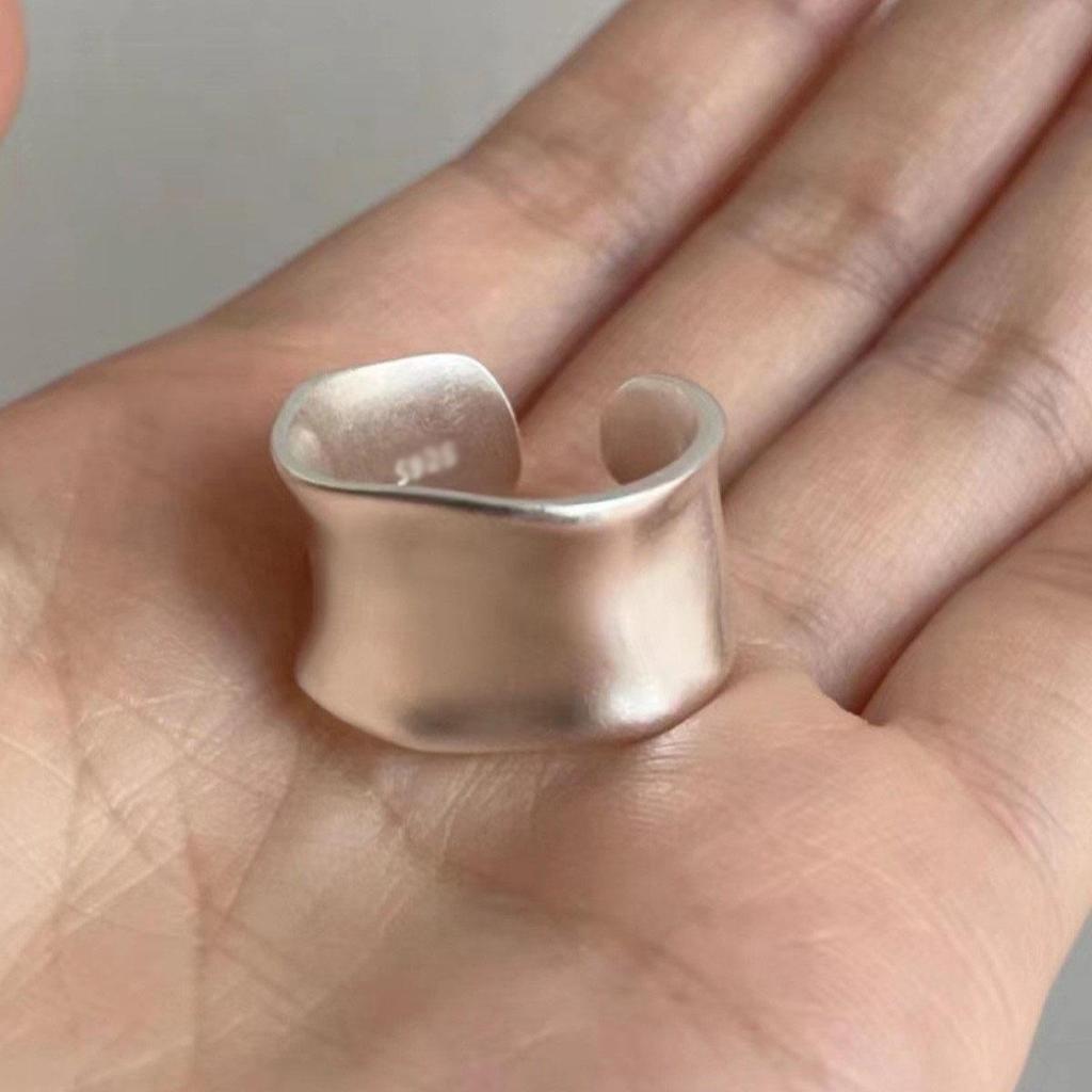 Eleganter gefrosteter matter breiter offener Ring für Damen - S925 versilbert, trendiger INS-Stil